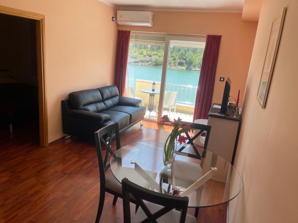 אוברובץ Apartments Duje Ribnica מראה חיצוני תמונה