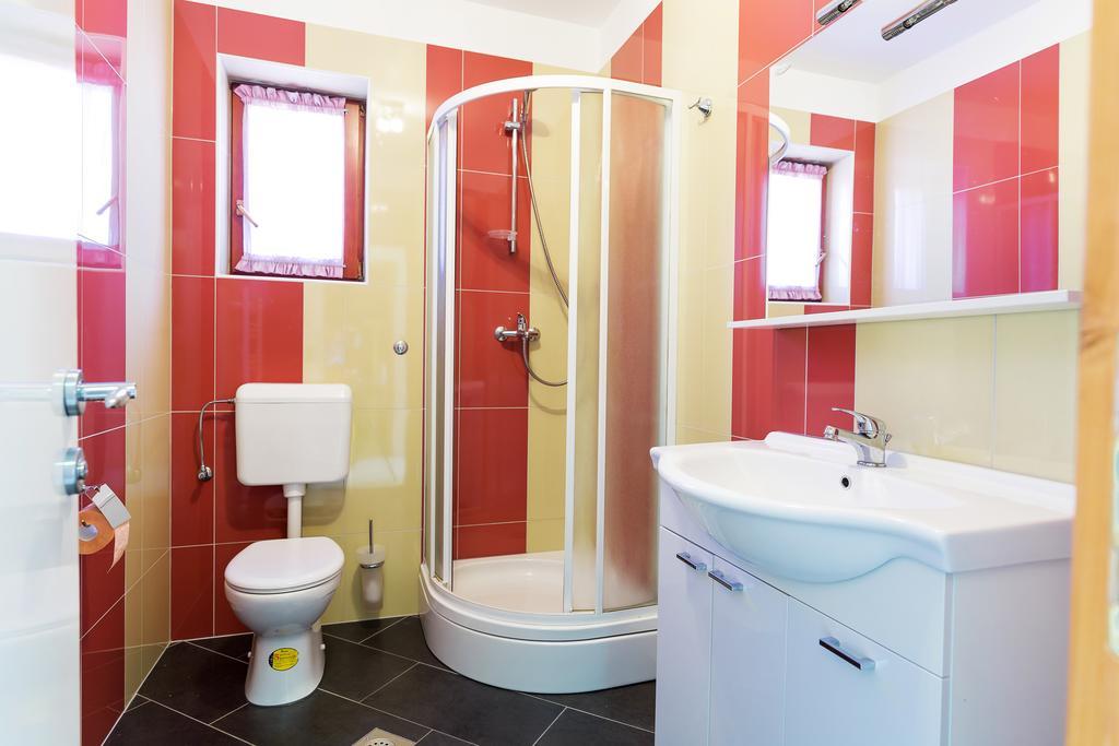 אוברובץ Apartments Duje Ribnica מראה חיצוני תמונה
